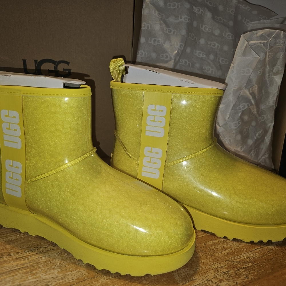 Yellow women's UGG Clear Mini Boots - U.S. size 7